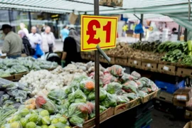 Thực phẩm bày bán tại một siêu thị ở London. (Nguồn: AFP/TTXVN)