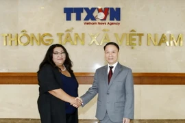 Tổng Giám đốc ​TTXVN đón và hội đàm với Tổng Giám đốc Montsame Ganchimeg Badamdorj. (Ảnh: Văn Điệp/TTXVN)