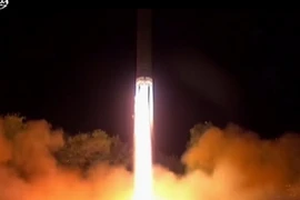 Tên lửa ICBM Hwasong-14 được phóng từ một địa điểm bí mật ở Triều Tiên đêm 28/7. (Nguồn: Yonhap/TTXVN)