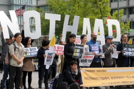 Các nhà hoạt động môi trường Hàn Quốc biểu tình tại thủ đô Seoul phản đối việc triển khai THAAD. (Nguồn: EPA/Yonhap/TTXVN)