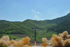 Tên lửa đạn đạo liên lục địa Hwasong-14 được phóng thử tại một địa điểm bí mật ở Triều Tiên. (Nguồn: EPA/TTXVN)