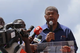 Ứng cử viên tranh cử Tổng thống của đảng MPLA Joao Lourenço phát biểu trước những người ủng hộ trong chiến dịch vận động bầu cử ở Dala. (Nguồn:THX/TTXVN)