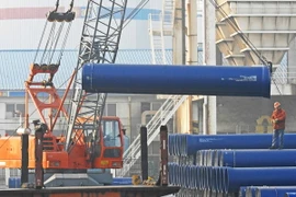 Vận chuyển thép cuộn tại Liên Vận cảng, tỉnh Giang Tô, miền Đông Trung Quốc. (Nguồn: AFP/TTXVN)