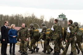 Bộ trưởng Quốc phòng Đức Ursula von der Leyen (thứ 2, trái) thăm một trung tâm huấn luyện nhảy dù ở Altenstadt, Nam Đức. (Nguồn: EPA/TTXVN)