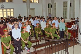 Các bị cáo đứng trước vành móng ngựa tại phiên xét xử. (Ảnh: Doãn Tấn/TTXVN)