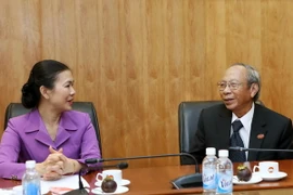 Phó Chủ tịch Ủy ban Trung ương MTTQ Việt Nam Trương Thị Ngọc Ánh tiếp Chủ tịch Hội đồng Tôn giáo Baha’i Việt Nam Nguyễn Thức. (Ảnh: Nguyễn Dân/TTXVN)