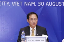 Thứ trưởng Thường trực Bộ Ngoại giao Bùi Thanh Sơn chủ trì Họp báo thông báo kết quả Hội nghị SOM 3. (Ảnh: Văn Điệp/TTXVN)