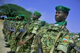 Binh sỹ Burundi thuộc Phái bộ Liên minh châu Phi tại Somalia trong buổi lễ bàn giao ở Mogadishu. (Nguồn: AFP/TTXVN)
