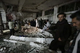 Hiện trường đổ nát sau vụ tấn công nhà thờ Hồi giáo ở Herat. (Nguồn: THX/TTXVN)