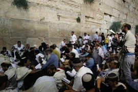 Người Do Thái cầu nguyện tại Bức tường phía Tây ở Jerusale . (Nguồn: AFP/TTXVN)