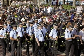 Lực lượng Bảo vệ đô thị và lính cứu hỏa vùng Catanonia tham gia tuần hành chống chủ nghĩa khủng bố ở Barcelona. (Nguồn: EPA/TTXVN)