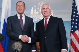 Ngoại trưởng Nga Sergei Lavrov (trái) và Ngoại trưởng Mỹ Rex Tillerson trong cuộc gặp ở Washington, Mỹ ngày 10/5. (Nguồn: AFP/TTXVN)