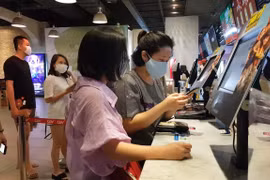 Nhận thức tốt về dịch bệnh, khán giả và rạp chiếu đều chủ động chống ''làn sóng'' COVID-19 mới. (Ảnh: Minh Anh/Vietnam+)