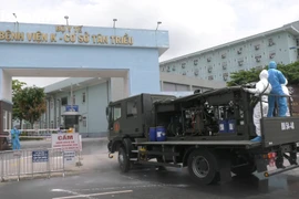 Phun khử khuẩn tại Bệnh viện K cơ sở Tân Triều. (Ảnh: Hoàng Đạt/Vietnam+)