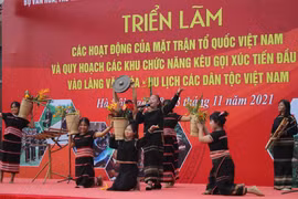 Nhóm dân tộc Ê-đê từ Tây Nguyên biểu diễn mở màn cho lễ khai mạc triển lãm. (Ảnh: Minh Anh/Vietnam+)