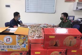 Đối tượng Nguyễn Văn Nam và số hàng nhập lậu.