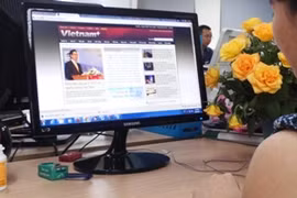 Độc giả ngày nay dành nhiều thời gian cho báo điện tử. (Ảnh có tính minh họa: T.H/Vietnam+)