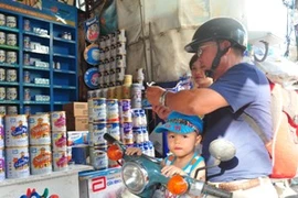 Người tiêu dùng đã bắt đầu trở lại với Similac Gain Plus. (Ảnh: Trâm Anh/Vietnam+)