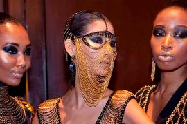 Hoàng Thùy (giữa) trong một show diễn cuối cùng ở New York (Nguồn: BeU Model)