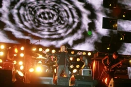 Thủ lĩnh Trần Lập của ban nhạc Bức tường trong đêm diễn bùng nổ ở Hà Nội tối 29/12/2012. (Nguồn ảnh: BTC)