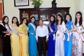 Các người đẹp từ cuộc thi Hoa hậu các Dân tộc Việt Nam 2013 chụp ảnh với lãnh đạo Bộ Văn hóa, Thể thao và Du lịch. (Nguồn ảnh: BTC)