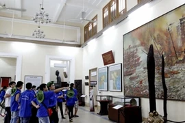 Thanh thiếu niên kiều bào tìm hiểu lịch sử phát triển dân tộc tại Bảo tàng lịch sử Việt Nam hồi tháng 7/2013. (Ảnh: Thế Anh/TTXVN)