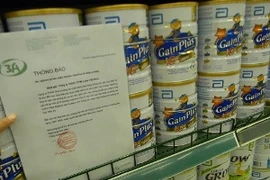 Thông báo thu đổi sản phẩm sữa của Abbott những ngày đầu tháng 8/2013. (Ảnh: P.V/Vietnam+)