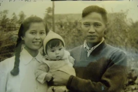 Cố Thượng tướng Lê Ngọc Hiền cùng vợ và con trai cả thời trẻ. (Ảnh chụp lại hình tư liệu gia đình).