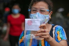 Uỷ ban Nhân dân quận Tây Hồ đã ban hành văn bản chỉ đạo các phường về việc triển khai làm 'Thẻ đi chợ' cho các hộ gia đình, học sinh, sinh viên, người lao động trên địa bàn quận. (Ảnh: Minh Sơn/Vietnam+)