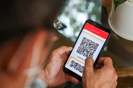 Mỗi người dân khi tiêm xong sẽ được cấp một mã QR. (Ảnh: Minh Sơn/Vietnam+)