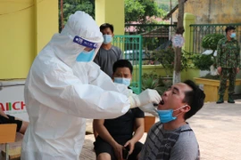 Lấy mẫu xét nghiệm COVID-19. Ảnh minh họa. (Nguồn: TTXVN)