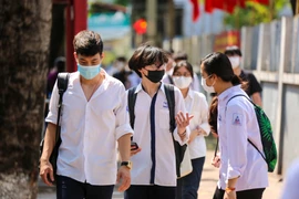 Khoảng 9 giờ 45, sau khi kết thúc môn thi đầu tiên Ngữ Văn, nhiều thí sinh đã bắt đầu rời khỏi điểm thi. (Ảnh: Minh Sơn/Vietnam+)