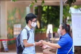 Trong mỗi mùa thi, hình ảnh các lực lượng tham gia tiếp sức cho các thí sinh tại các điểm thi không còn lạ lẫm. (Ảnh: PV/Vietnam+)