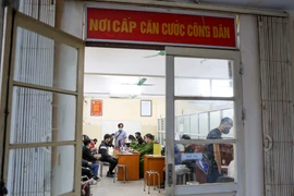 Những ngày này tại địa bàn thành phố Hà Nội, Công an các quận, huyện đều đang khẩn trương hoàn thành việc cấp căn cước công dân mới gắn chip cho người dân. (Ảnh: Minh Sơn/Vietnam+)