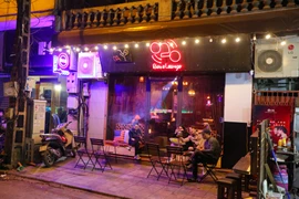 Tối 23/3, ngay sau khi Uỷ ban Nhân dân thành phố Hà Nội thông báo cho phép các quán bar, karaoke, vũ trường hoạt động trở lại, những tuyến 'phố Tây' nổi tiếng ở Thủ đô đã nhộn nhịp trở lại. (Ảnh: Minh Sơn/Vietnam+)