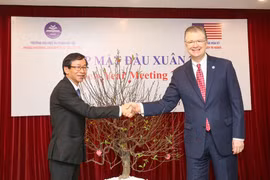 Đại sứ Daniel J. Kritenbrink trao tặng cây đào đặc biệt cho Giáo sư - Tiến sĩ Nguyễn Văn Minh, Hiệu trưởng trường Đại học sư phạm Hà Nội. (Ảnh: Minh Sơn/Vietnam+)