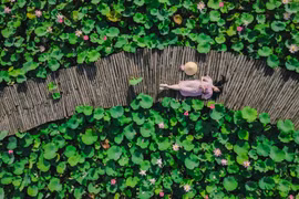 Những năm qua, Hang Múa (Ninh Bình) trở thành điểm đến yêu thích của rất nhiều bạn trẻ nhờ vẻ đẹp kỳ vĩ, hoang sơ cùng với đầm sen bạt ngàn là điểm nhấn đáng chú ý. (Ảnh: Minh Sơn/Vietnam+)