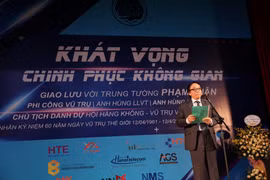 Phó giáo sư, tiến sỹ Phạm Ngọc Lãng, Chủ tịch Hội Hàng không-Vũ trụ Việt Nam giới thiệu về cuộc thi ROBOBAY. (Ảnh: Minh Sơn/Vietnam+)
