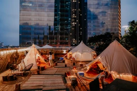 Những ngày gần đây, giới trẻ Thủ đô đang rỉ tai nhau về một khu glamping rất độc đáo và đặc biệt ở trong toà nhà Lotte Center. (Ảnh: Minh Sơn/Vietnam+)