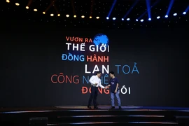 Ông Nguyễn Văn Khoa, Tổng Giám đốc FPT và ông Phạm Kim Hùng - Nhà sáng lập và CEO của Base.vn tại sự kiện. (Ảnh: Minh Sơn/Vietnam+)