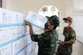 Ngày 7/9, Tập đoàn TH thông qua Ủy ban Mặt trận Tổ quốc Việt Nam tại Thành phố Hồ Chí Minh đã tặng Bộ Tư lệnh thành phố 312 ngàn ly nước tinh khiết TH true WATER. (Ảnh: TH)