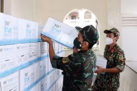 Ngày 7/9, Tập đoàn TH thông qua Ủy ban Mặt trận Tổ quốc Việt Nam tại Thành phố Hồ Chí Minh đã tặng Bộ Tư lệnh thành phố 312 ngàn ly nước tinh khiết TH true WATER. (Ảnh: TH)