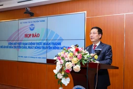 Bộ trưởng Nguyễn Mạnh Hùng công bố việc Việt Nam đã hoàn thành việc tắt sóng truyền hình tương tự mặt đất. (Ảnh: PV/Vietnam+)