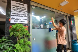 Ngay sau khi có thông báo của Ủy ban Nhân dân thành phố Hà Nội và Sở Y tế Hà Nội về 19 quận, huyện có thể mở lại các dịch vụ bán mang về, rất nhiều hàng quán vẫn chưa kịp mở cửa. (Ảnh: Minh Sơn/Vietnam+)