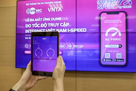 Người dùng có thể cài đặt ứng dụng i-Speed trên thiết bị di động hoặc thực hiện đo trực tiếp trên Website https://speedtest.vn hoặc https://i-speed.vn.