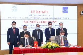 Thứ trưởng Nguyễn Huy Dũng và ông Andrew Jeffries - Giám đốc quốc gia của ADB tại Việt Nam ký kết hợp tác. (Ảnh: Minh Sơn/Vietnam+)