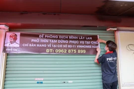 Nhiều cửa hàng, salon tóc đã dừng tiếp nhận khách. (Ảnh: Minh Sơn/Vietnam+)