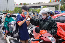 Sáng 12/6, sĩ tử thi vào cấp 3 trên khắp Hà Nội sẽ bắt đầu buổi thi đầu tiên. (Ảnh: Minh Sơn/Vietnam+)