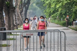 Rất đông người dân đã có mặt ở khu vực hồ Hoàn Kiếm ngay sau khi thành phố Hà Nội cho phép có thể hoạt động thể dục, thể thao ngoài trời. (Ảnh: Minh Sơn/Vietnam+)