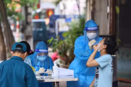 Người dân Thủ đô lấy mẫu xét nghiệm (Ảnh: Hoàng Hiếu/TTXVN)